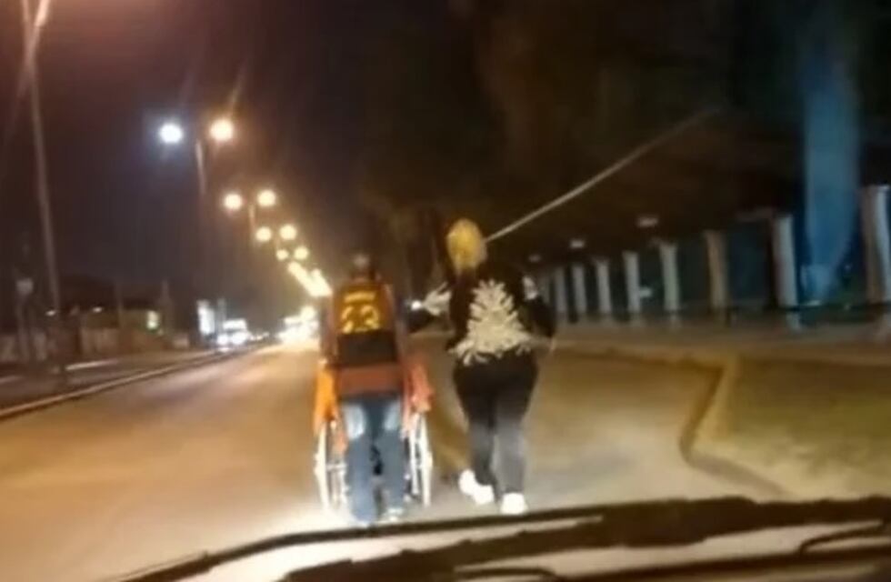 Merlo: tras esperar ocho horas una ambulancia, caminó hasta el hospital con su papá en silla de ruedas