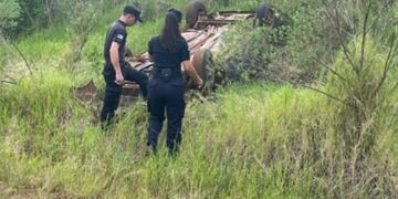 El Soberbio: gendarme sufrió un accidente y su automóvil quedó en posición invertida.