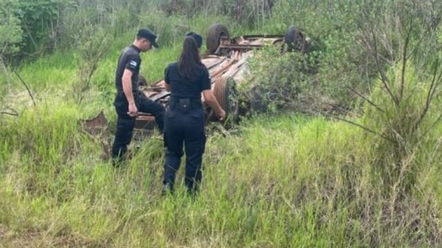 El Soberbio: gendarme sufrió un accidente y su automóvil quedó en posición invertida.