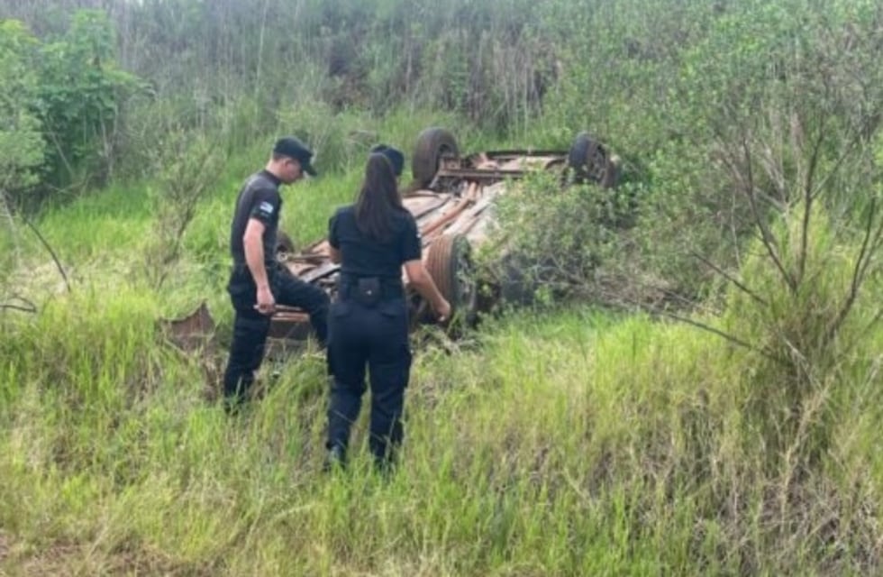 El Soberbio: gendarme sufrió un accidente y su automóvil quedó en posición invertida