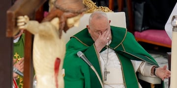 El papa Francisco se frota los ojos mientras preside una misa por el jubileo de las fuerzas armadas, en la plaza de San Pedro del Vaticano, el 9 de febrero de 2025. (AP Foto/Alessandra Tarantino)