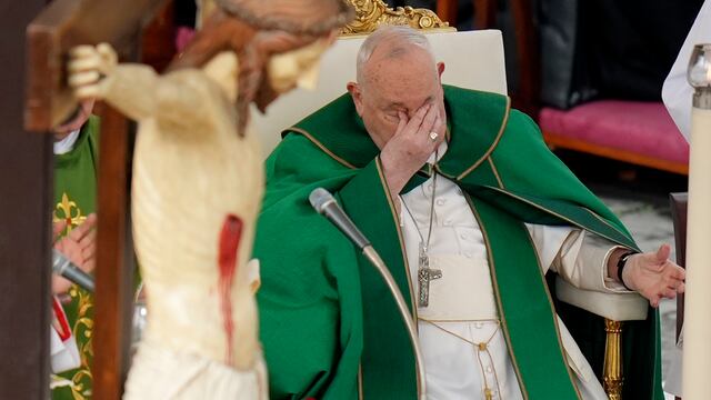 El papa Francisco se frota los ojos mientras preside una misa por el jubileo de las fuerzas armadas, en la plaza de San Pedro del Vaticano, el 9 de febrero de 2025. (AP Foto/Alessandra Tarantino)