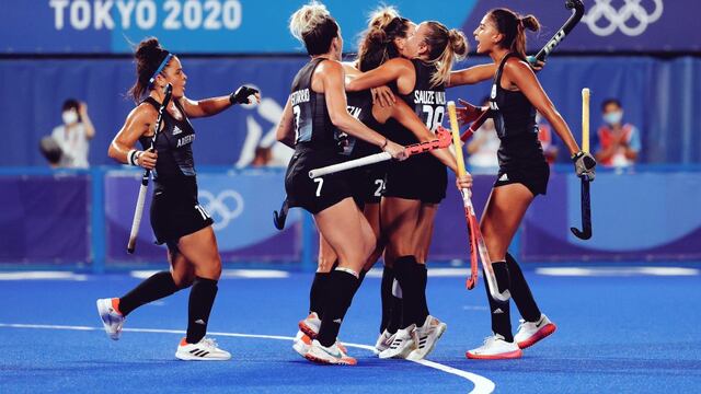 La salteña Valentina Raposo (derecha) festeja con sus compañeras de Las Leonas