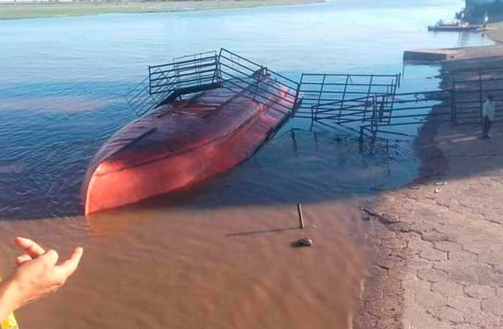 Barcaza con ganado a bordo se dio vuelta en Puerto Ruíz