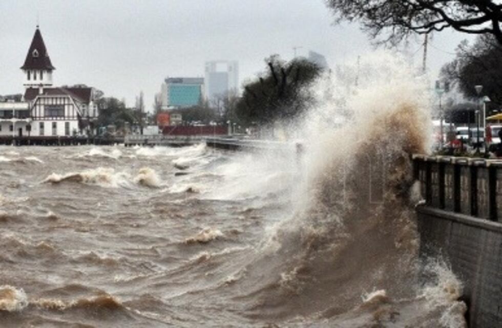 Rige la alerta por crecidas en el Río de la Plata: hay calles inundadas en Quilmes y Tigre