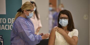 Ana Crinejo, médica infectóloga del Hospital Rawson, la primera en vacunarse en Córdoba.