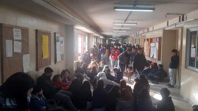 Salsipuedes. Manifestación de estudiantes en el colegio.