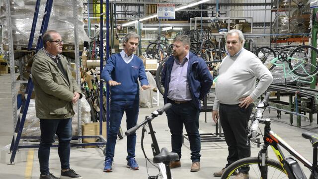 Pablo Farías visitó la fábrica de bicicletas de Peretti