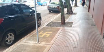 Pintada del emblema nazi en una calle de Eldorado