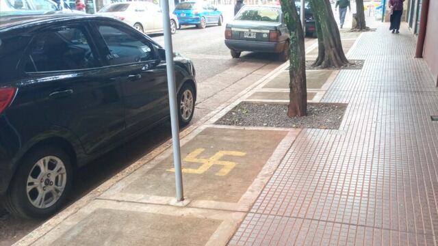 Pintada del emblema nazi en una calle de Eldorado