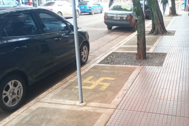 Pintada del emblema nazi en una calle de Eldorado