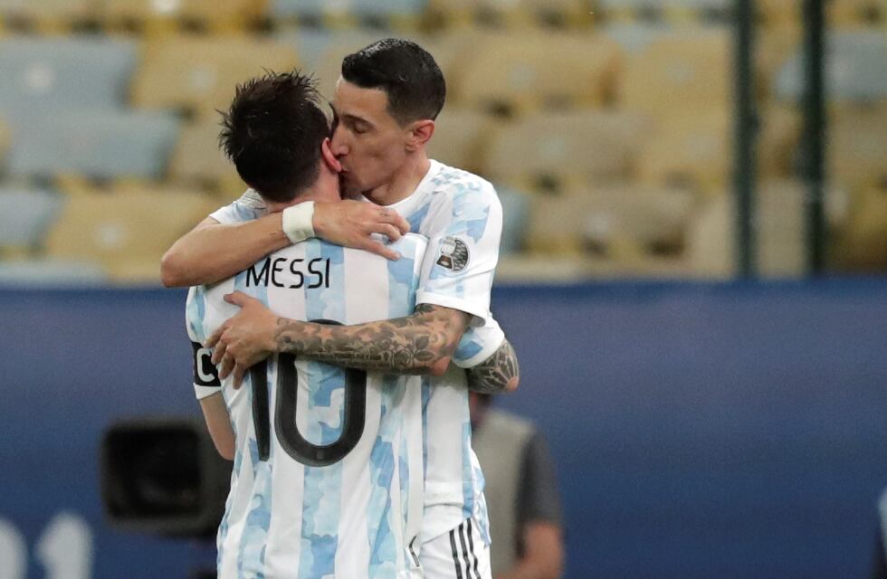 Ángel Di María le dio la bienvenida a Messi al PSG