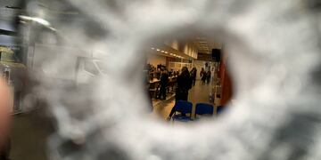 El enorme orificio que dejó una de las 12 balas que perforó el frente de Empleados de Comercio de Rosario. (@MauroYasprizza)