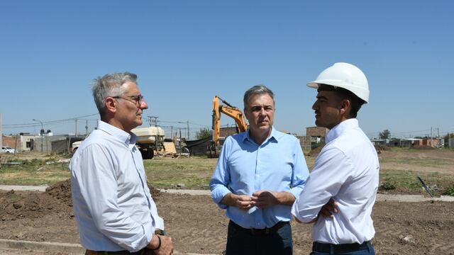 Castellano recorrió las obras en los 315 lotes del barrio N° 42