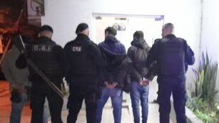 Los tres detenidos al ser ingresados a la comisaría