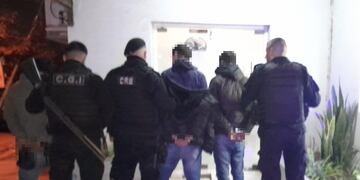 Los tres detenidos al ser ingresados a la comisaría