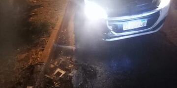 Posadas: incendio en un basurero generó daños en un vehículo.