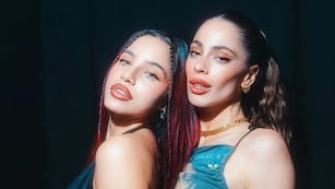 El beso de Emilia Mernes y Tini Stoessel en el videoclip de “La Original.mp3” que revolucionó a sus fans