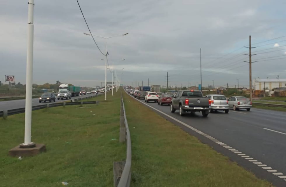 Choque fatal en Rosario: motociclista fue embestido por un camión y falleció