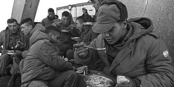 Puerto Argentino. Soldados argentinos durante un descanso en la Guerra de Malvinas.