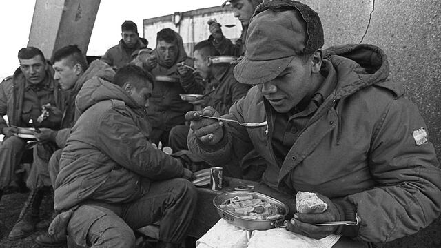 Puerto Argentino. Soldados argentinos durante un descanso en la Guerra de Malvinas.