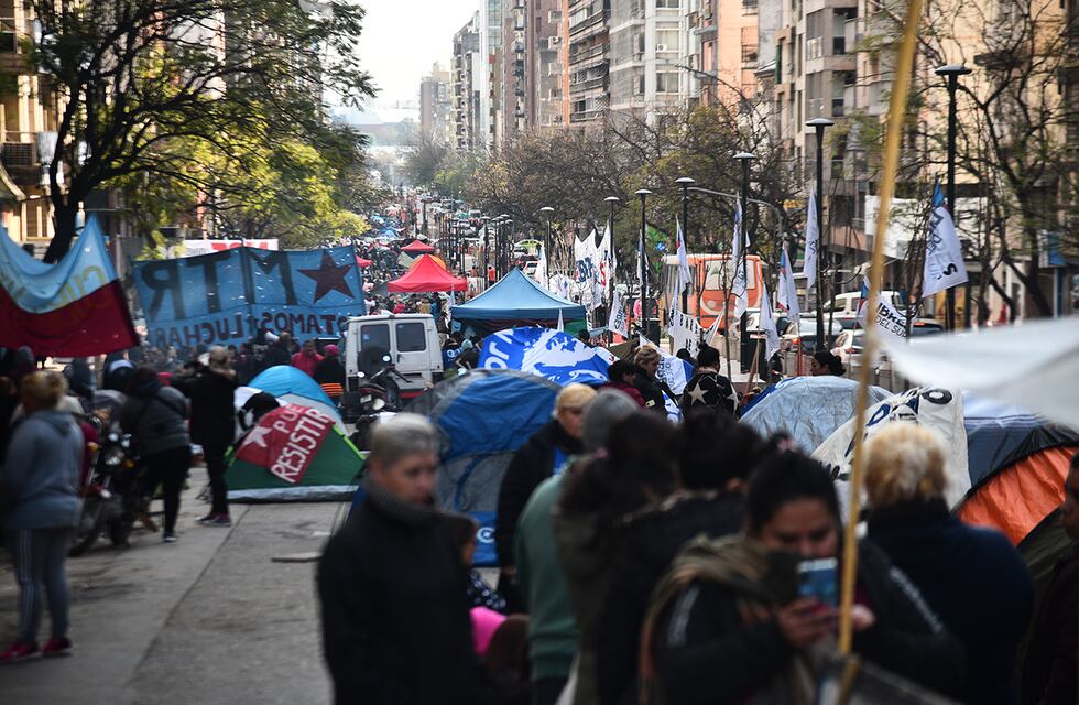 Grieta piquetera: organizaciones de izquierda y oficialistas, enfrentados por los planes sociales