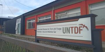 La UNTDF inauguró la exhibición “Hacer (del) Cuerpo un Territorio”