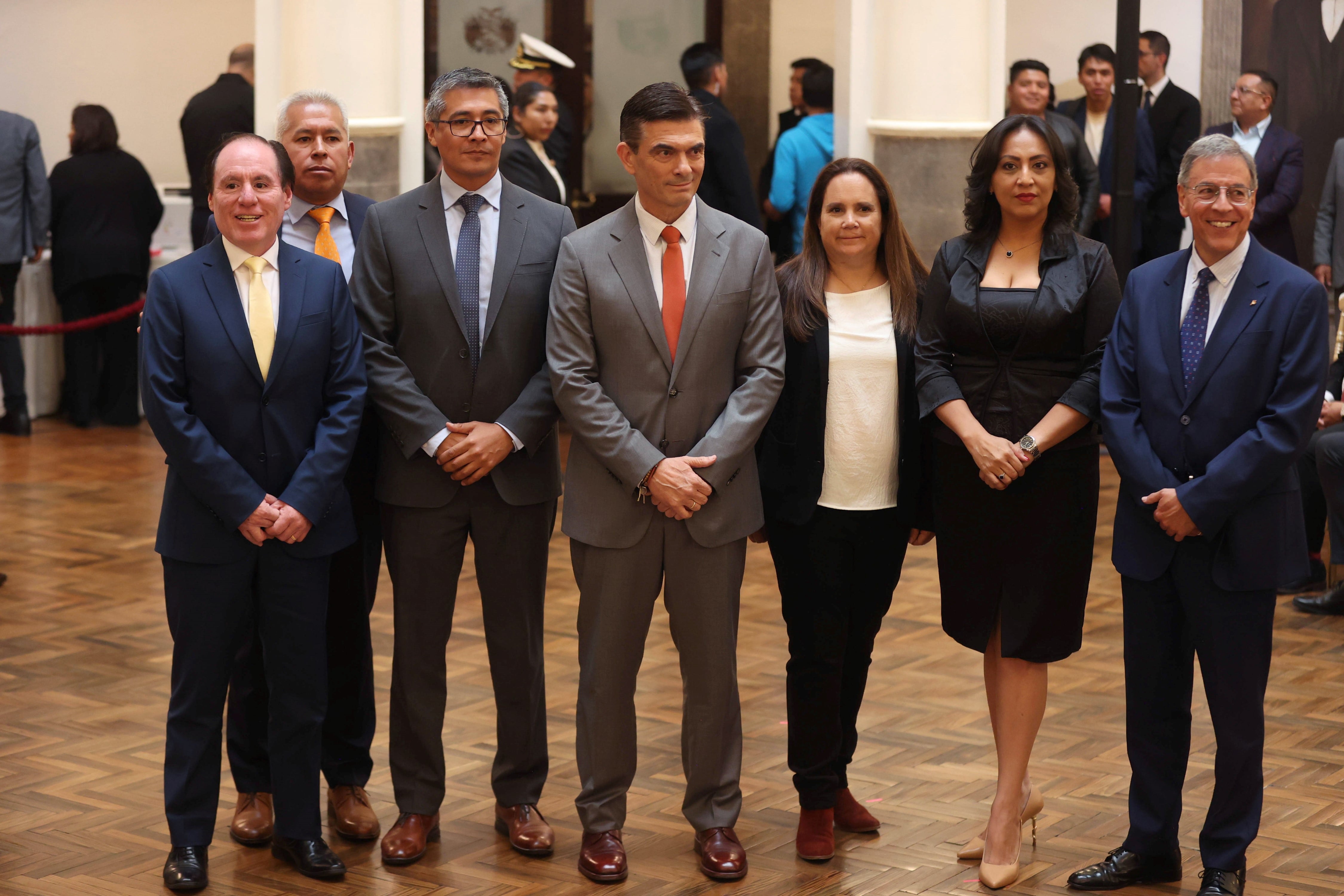 El presidente Rodrigo Paz (c), en el acto de posesión de nuevas autoridades del Banco Central de Bolivia (BCB) realizado en el Palacio de Gobierno, en La Paz. El mandatario dijo que junto a su gabinete encontraron "una cloaca" al recibir el Gobierno de la administración saliente de Luis Arce y el Movimiento al Socialismo (MAS).