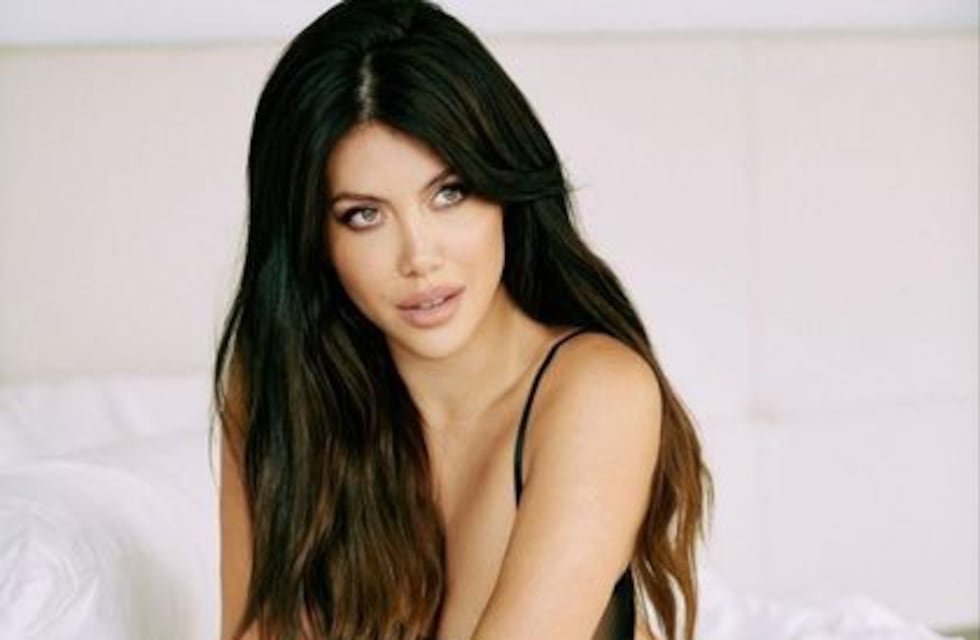 Wanda Nara causó sensación en las redes sociales al posar con un sofisticado y costoso look desde el Monumental