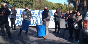 Los trabajadores despedidos recibieron el apoyo del gremio UTHGRA y se manifestaron en la puerta del hotel.