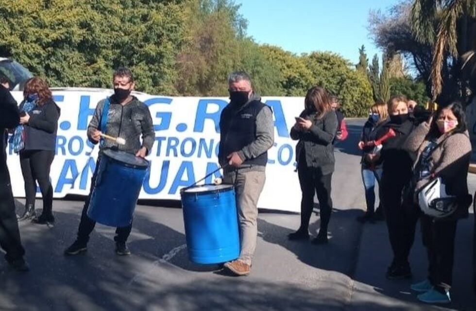 Ocho empleados de un hotel sanjuanino fueron despedidos y reclaman que les quieren pagar la mitad de la indemnización