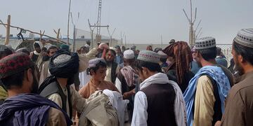 Ciudadanos varados en la frontera con Pakistán. (AP)