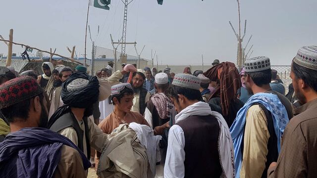 Ciudadanos varados en la frontera con Pakistán. (AP)