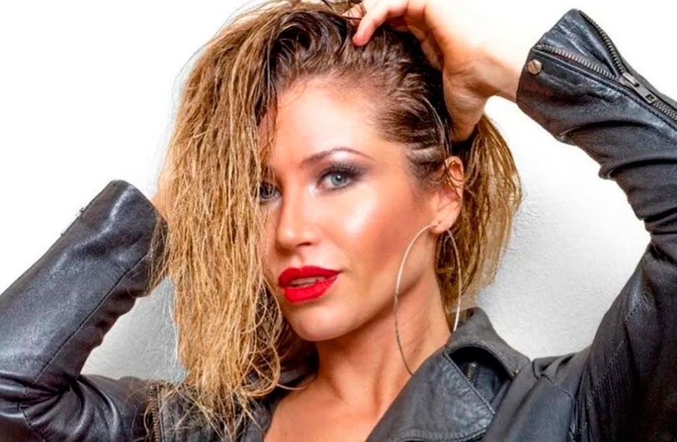 Adabel Guerrero apostó a un look urbano y al color que se viene: jogger y minitop amarillo furioso