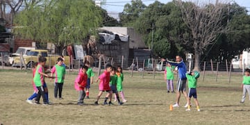 La Municipalidad entregó pintura y elementos deportivos a la Escuelita de Fútbol del Barrio Ranchos