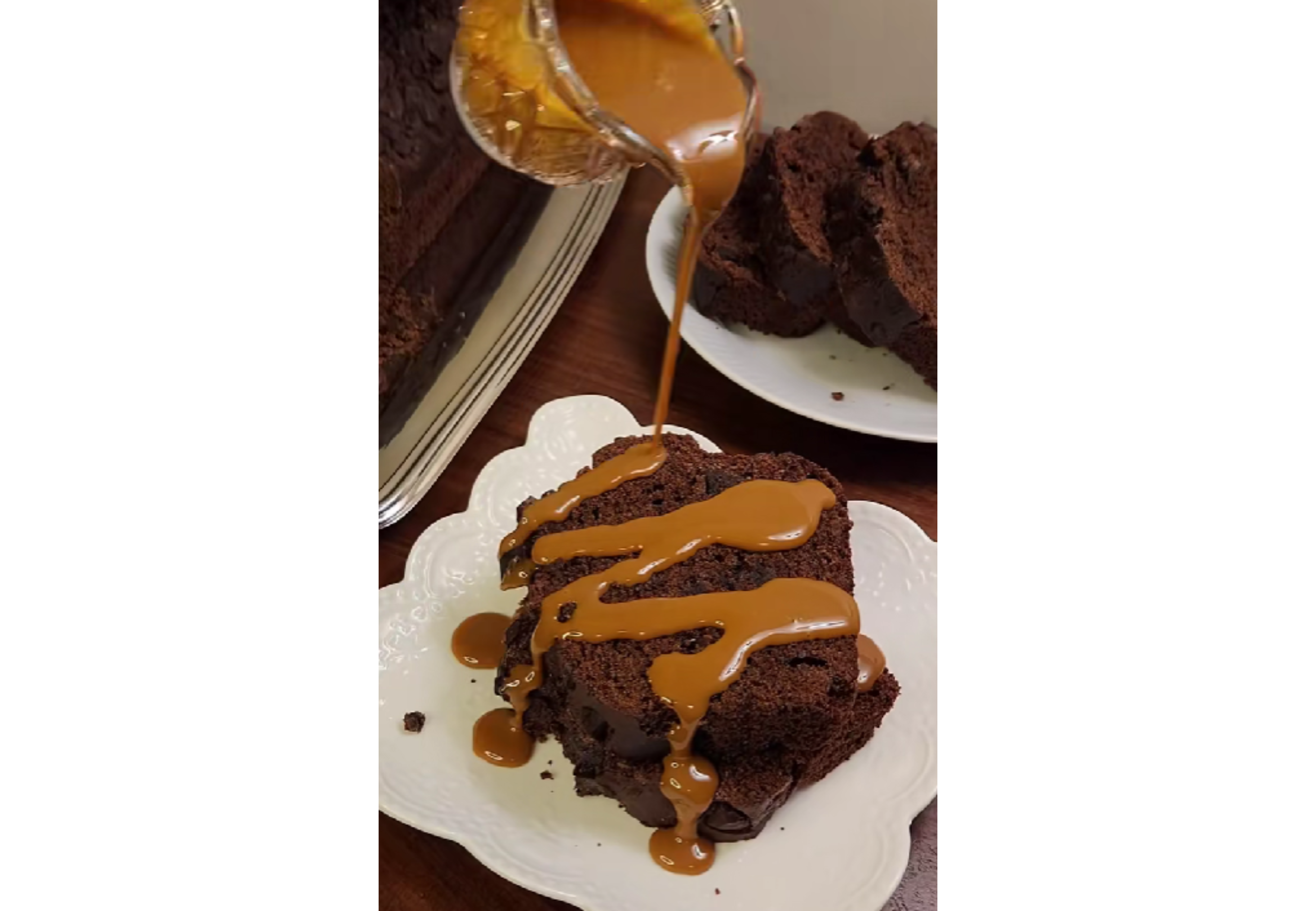 Budín de chocolate con salsa de dulce de leche.