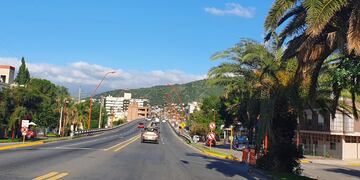 Ciudad de Villa Carlos Paz, por cruzar uno de sus puentes céntricos. (Foto: VíaCarlosPaz).