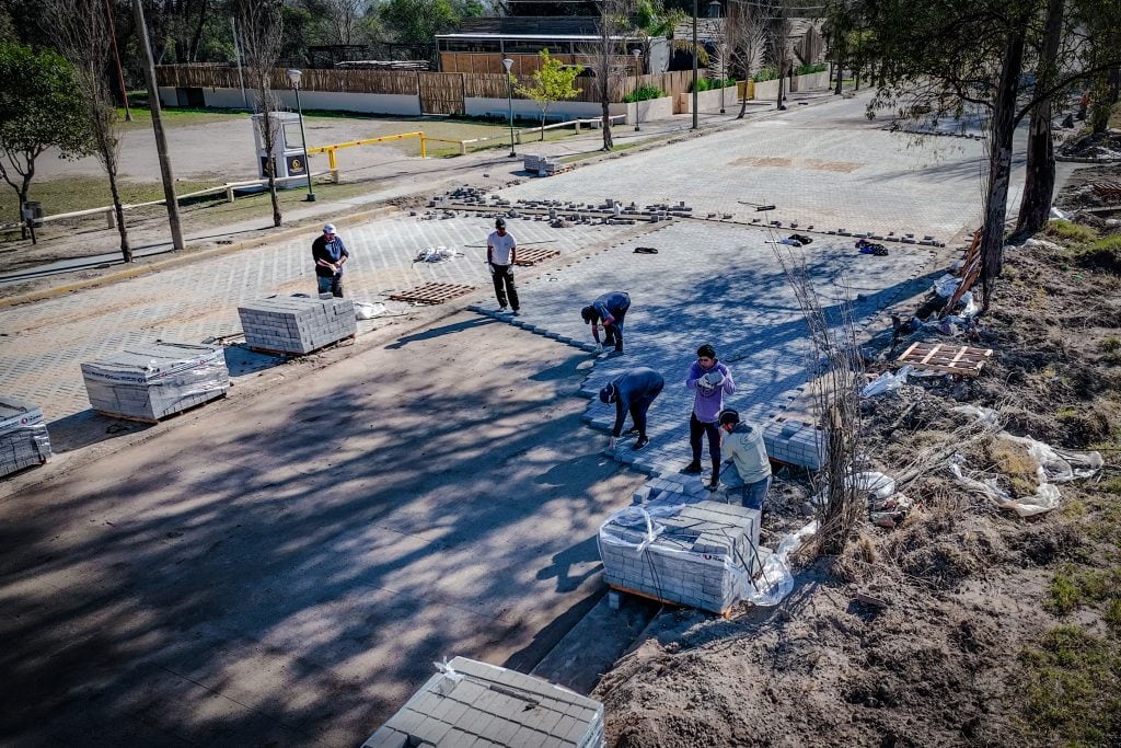 Arroyito primera etapa de la obra de adoquinado en la Avenida de la Costanera
