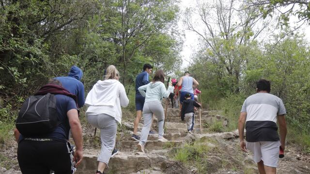 Exitoso recorrido en Carlos Paz: más de 15 mil personas ya subieron al cerro La Cruz en lo que va del 2021.