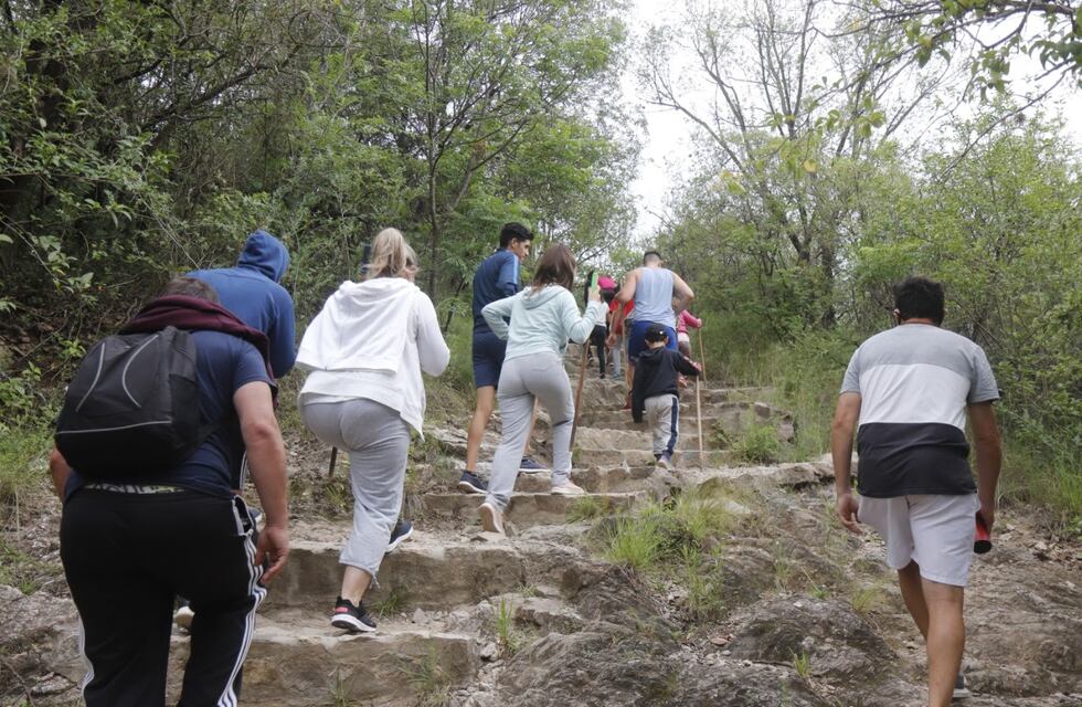 Exitoso recorrido en Carlos Paz: más de 15 mil personas ya ascendieron al cerro La Cruz en lo que va del 2021