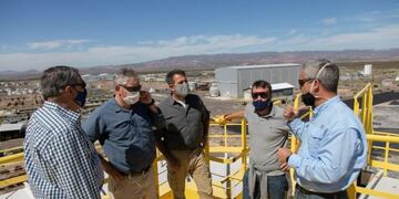 Vaquié, Isgró y Nieri visitaron el predio ubicado en el extremo sur de Mendoza. En febrero se concretó el traspaso a la Provincia del yacimiento, que posee 80.000 hectáreas de infraestructura y una mina capaz de abastecer el mercado interno y exportar.