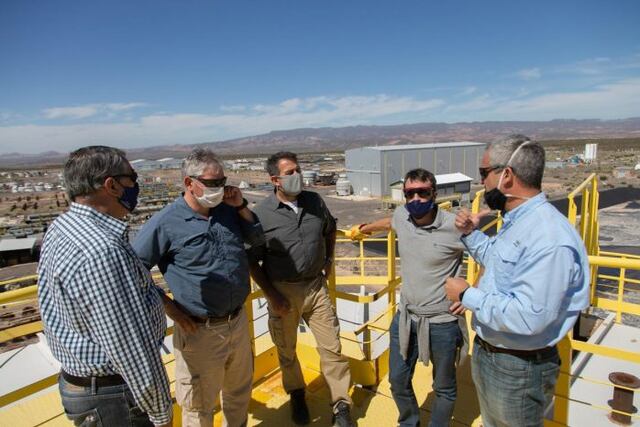 Vaquié, Isgró y Nieri visitaron el predio ubicado en el extremo sur de Mendoza. En febrero se concretó el traspaso a la Provincia del yacimiento, que posee 80.000 hectáreas de infraestructura y una mina capaz de abastecer el mercado interno y exportar.