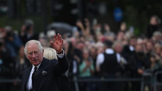 El Rey Carlos recibe los primeros rechazos a su nuevo título real.