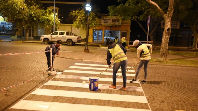 Pintado de sendas peatonales en Bv. Roca
