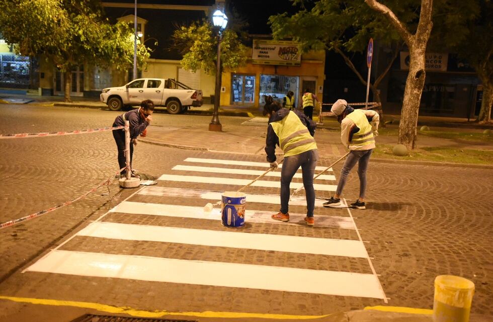 Una cooperativa demarca las sendas peatonales del bulevar Roca