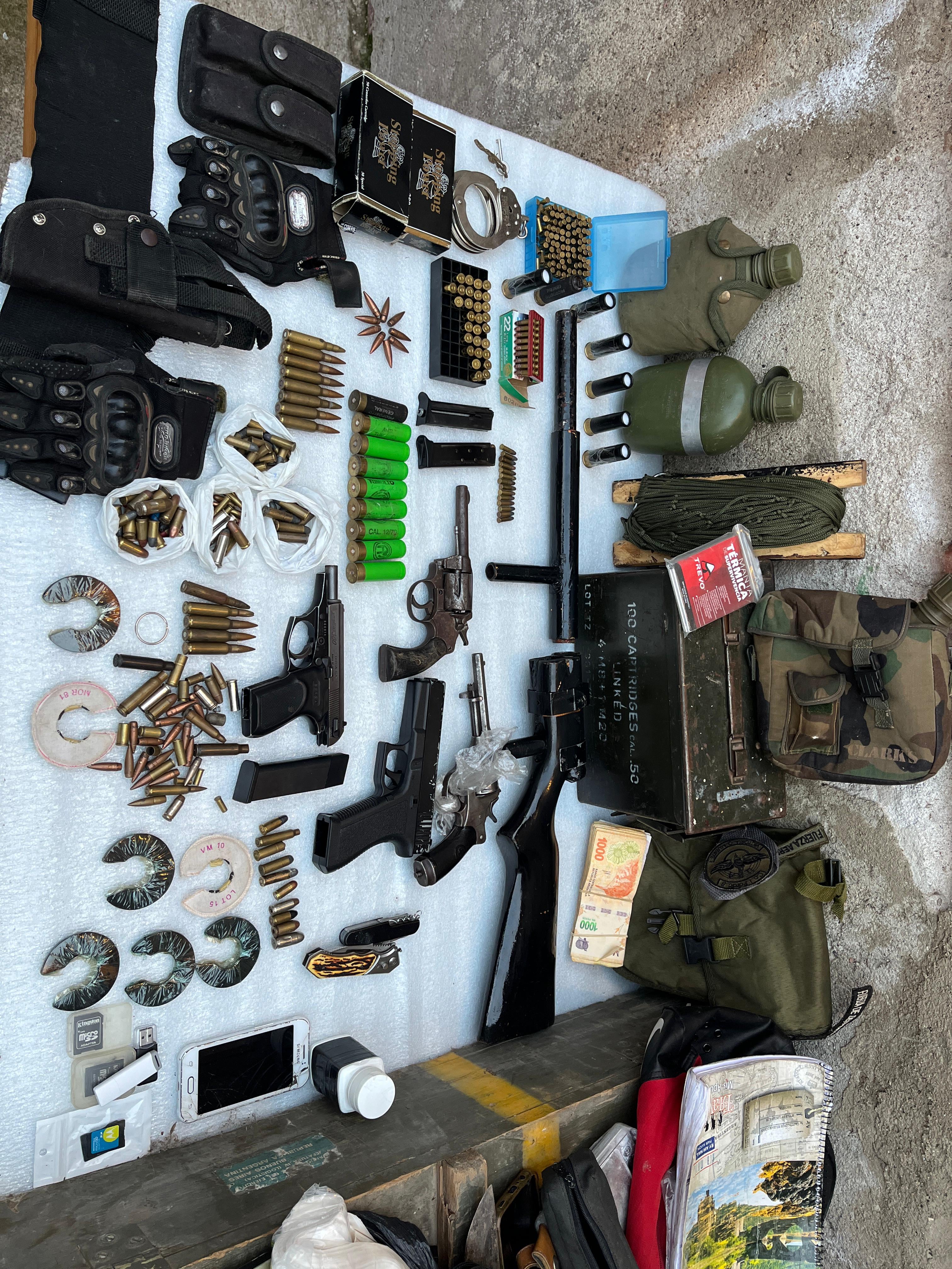 Parte de las armas secuestradas tras el megaoperativo en Córdoba.