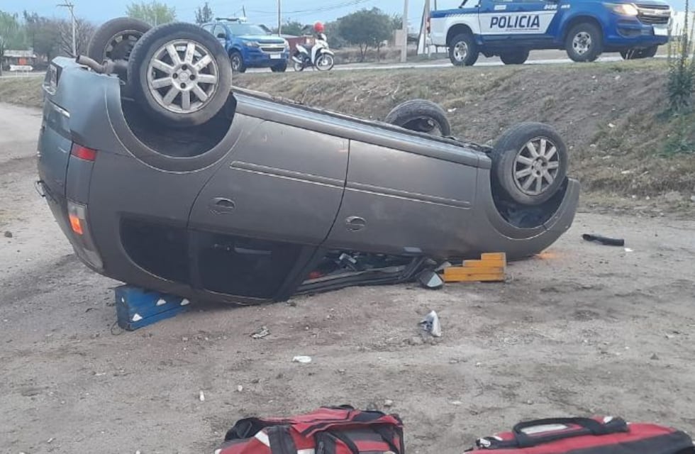 Impactante vuelco de un vehículo en la ruta de Tanti