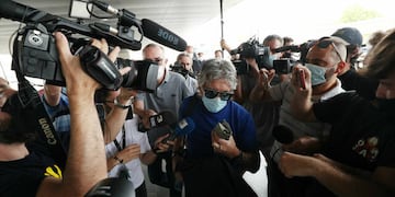 Jorge Messi fue el primero en llegar al aeropuerto de Barcelona para viajar con su hijo a Paris. /Gentileza