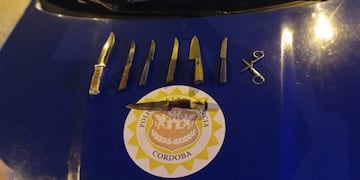 Los efectivos secuestraron múltiples armas blancas.