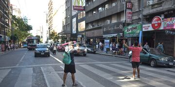 Dos hombre frenan el tránsito en 9 de julio y General Paz.